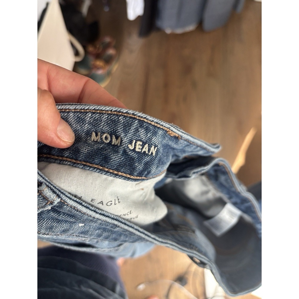 American Eagle Outfitters High Rise Distressed Mom Jeans‎ Comfort Stretch Sz 8 - Picture 7 of 8